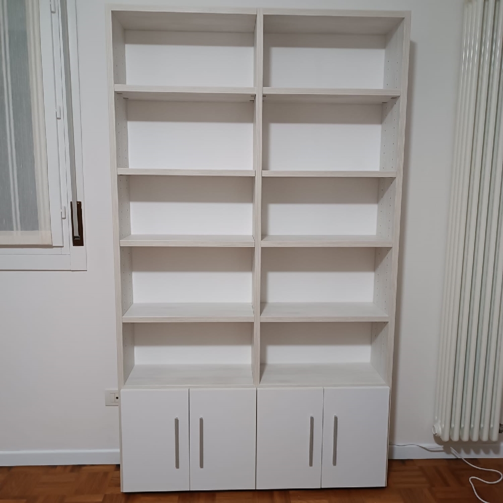 Libreria su misura 2 vani anta bassa Doppia- struttura in Pino oceano con ante bianco assoluto